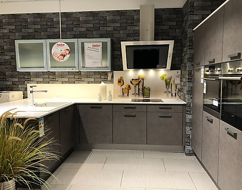 moderne Küche mit Halbinsel und seperater "Technikwand" - Delia 227 Ombra Basalt