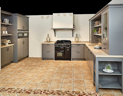 Landhausküche in U-Form mit Komposit Arbeitsplatte - Domus achatgrau Seidenglanz (Koje 25 KL)