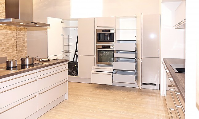 {Vorratsschrank mit auszügen
62} Schüller-Musterküche Elegante große Musterküche mit Kochinsel und ... | {Vorratsschrank mit auszügen
62}