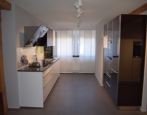Extravagante Einbauküche mit hochglänzenden Glasfronten in schwarz und weiß - ALNOVera und ALNOVetrina