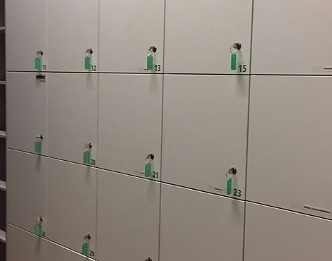 (Sonderanfertigung, Ausstellungsstück) - Spindschrank Sonderanfertigung incl. Schlösser, Manhatten weiß