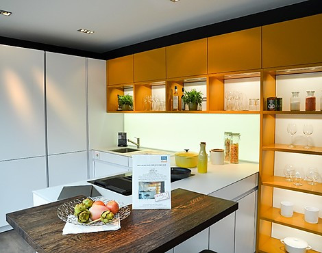 Grifflose U-Küche mit Bartresen und Glas- Arbeitsplatte - Core 390 Arktis 100K seidenmatt