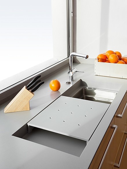 Spülzeile aus Corian in Betonoptik mit Flachbecken und verschiebbarem Schneidbrett