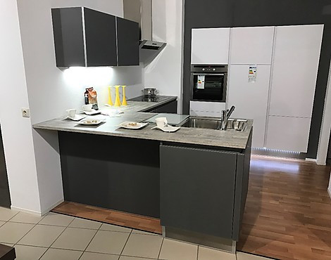 Moderne Glasküche Onyxgrau mit Sitzgelegenheit, Brigitte - Xenia Line 4075 Onyxgrau, Hochschränke 4150 Schneeweiß lackiert, Brigitte