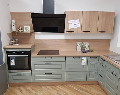 Landhausküche in L-Form mit Front in Salbei - Mara