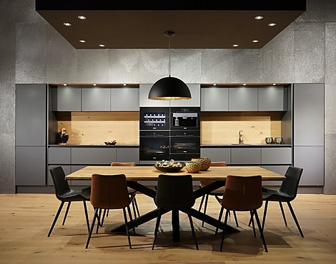 ELEGANTES MÖBELDESIGN, HIGHEND-GERÄTE: Backofen mit Pyrolyse & Klimagaren, Top-Kombidampfgarer (beide mit Kernthermometer), Wärmeschublade, Kaffeeautomat, 0°-Zone, Weinkühler, Performance-Muldenlüfter m. Induktion... SEHR FLEXIBEL AUFSTELLBAR, SIEHE TEXT! - PG7 GLASLINE MATT LAVASCHWARZ GRIFFLOS. Wunderschön schimmernde & besonders solide Fronten mit satiniertem Sicherheitsglas, edler Naturstein, überragende Geräte und liebevolle Details wie Eiche-Einsätze & Volledelstahl-Armatur - Luxus als Gesamtkunstwerk!