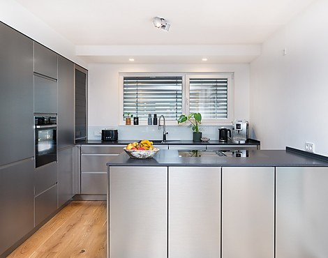 Top ausgestattete INOX grifflose Test Küche mit Keramik Arbeitsplatten und vielen Extras - INOX