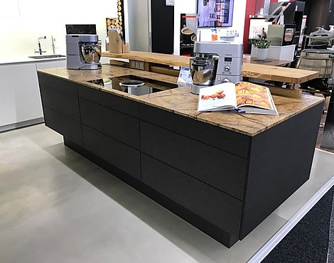 Musterküche mit Hochschränke, Insel und Wandzeile - Musterküche in weiß matt lackiert Wandzeile, Hochschränke und Inselschränke in Holz Nachbildung