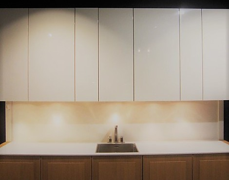 MARKEN KÜCHENZEILE Breite :320 cm , Höhe: 270 cm , Tiefe 60cm - HOCHGLANZ WEISS mit schlichter EICHE RAHMENFRONTEN