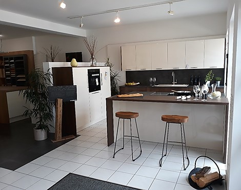 Ausstellungsküche - komplett mit MIELE Einbaugeräten - AV 4030 Magnolie Hochglanz Lack & AV 1097 Alteiche Cognac