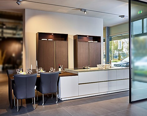 Stilvolle Küche in Lotusweiß und Eiche Grafit - Pure S2L + S2H (Koje 52 KL)