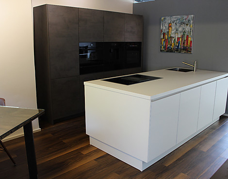 Luxus-Inselküche in der Kombination Weiß/Beton mit Top-Geräten wie: Induktionskochfeld mit Muldenlüftung, Spülmaschine, Backofen mit Mikrowelle, Einbau-Kaffeevollautomat, Wärmeschublade, Dampfgarer und Vakuumierschublade! Armatur von Nivito - Purer Luxus