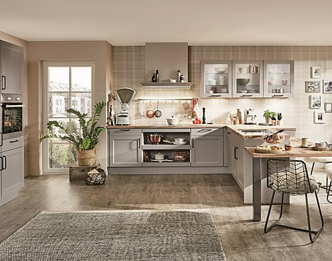 Große Landhausküche in L Form mit Funktionszeile - Cascada