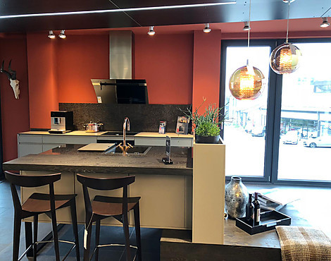 - Hochwertige Designküche - Tocco STRATO Sandgrau kombiniert mit Xylo Alteiche MOOR