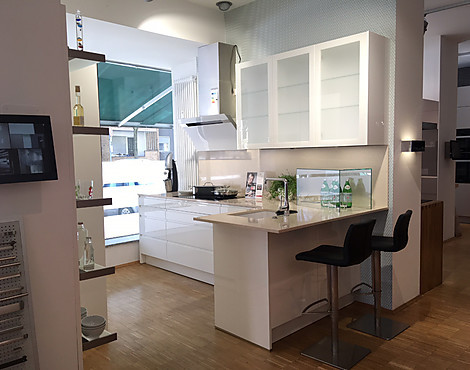 moderne, grifflose Häcker-Küche in hochglanz-weiß lackiert - AV5025