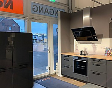 4800,-- € Stauraum durch XL Höhe im Lacklaminat in 300 cm + 120 cm Länge - Laser Brillant Lacklaminat graphit