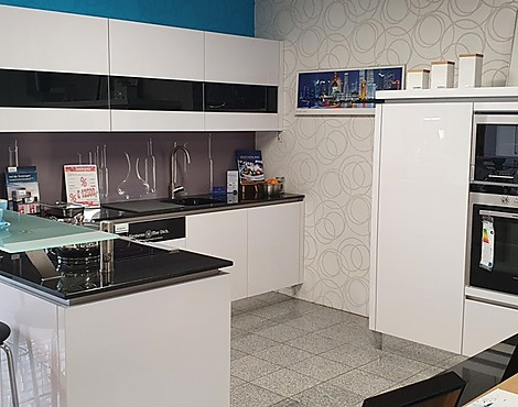 Luxus pur mit Granitarbeitsplatte - Koje 08 Focus Lack Premiumweiß Ultra-HG, Grifflos Line N, nochmals reduziert !