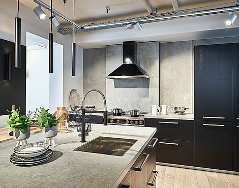 Stilvolle industrielle Küche mit Spülinsel und Sitzgelegenheit - Sherwood Eiche Schwarz mit Dekton Arbeitsplatte (Koje 11 KH)