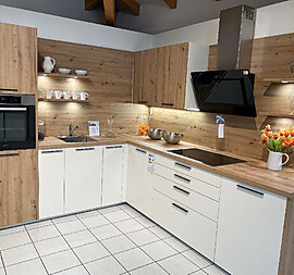 Zeitlose L-Küche in kombination mit schlichtem Holz
