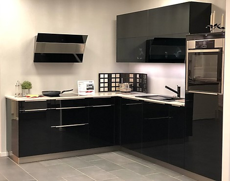 AV5090 Designglas Front in Schwarz mit aufgesetzten Griffen - Ausstellungsküche Systemat