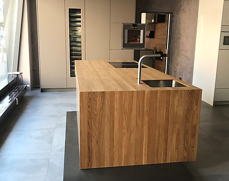 Sie sind auf der Suche nach einer außergewöhnlichen Küche, die so kein zweites Mal zu finden ist? Dann schauen Sie sich gerne dieses Angebot an! - Flying - Design / Komplette Geräteausstattung von Gaggenau aus der Serie 400