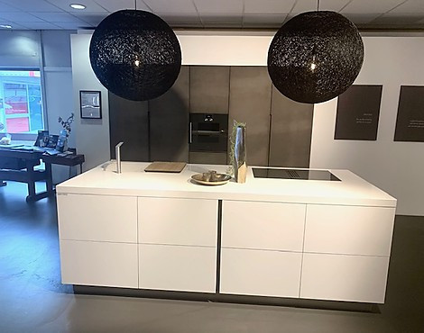 Luxus Steinküche aus Quarz Silestone - Luxus Manufakturküche Quarzstein Insel Silestone Eternal Model Slim, Hochschränke Steinpulver