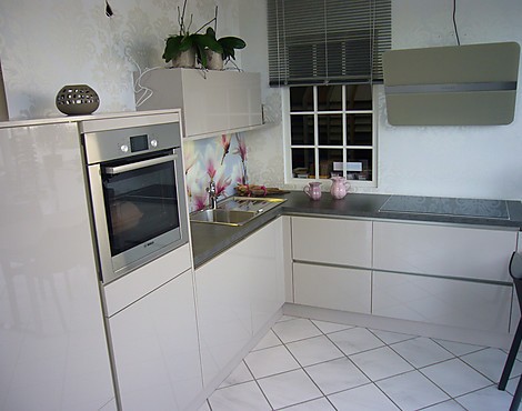 grifflose moderne Hochglanz-L-Küche mit Ansatztisch - Stratos GL -kaschmier Hochglanz