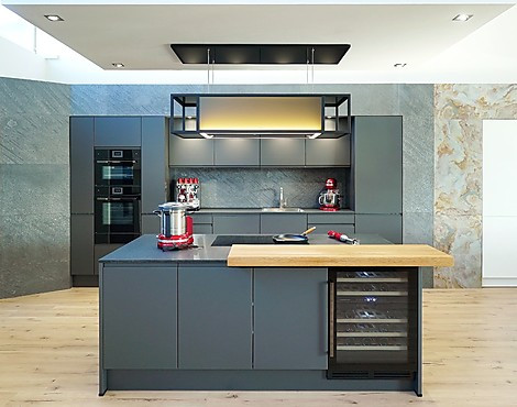 TOP-GERÄTE: Backofen mit Pyrolyse & großem Bräter, Kombidampfgarer (beide mit Kernthermometer), Kühlzentrum mit 0°-Zone, Weinkühler, Flächeninduktion, herunterfahrbarer Deckenlüfter ... Auf Wunsch Muldenlüftung möglich, Preis dann 16.990 / 16.562 € ! - WOHNKÜCHE ALEA LAVA GRIFFLOS. Fronten in echtem Samtmattlack. Edler geflammter & gebürsteter Naturstein. Liebevolle Details wie Theke und Besteckeinsätze in Eiche, Edelstahl-Armatur ... FLEXIBEL AUFSTELLBAR! >>> MIT MEHRWERTSTEUER-SENKUNG NUR 19.486 € !