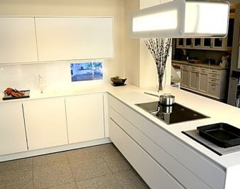 Wunderschöne, grifflose U- Küche im zeitlosen Design - S 2 SLM SimiLaque matt lotusweiß