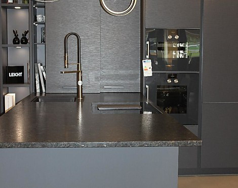 moderne, grifflose Küche in Trendfarbe carbongrau und Kochinsel von LEICHT - ESPRIT C + BONDI mit Granitplatte