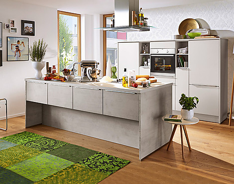 Moderne Inselküche mit AEG Geräten - Riva Beton grau