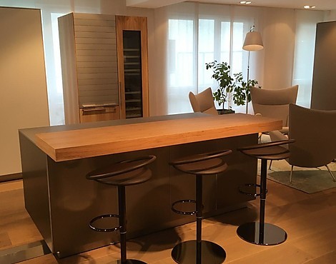 Insel mit Bartresen und kleiner Hochschrankkombinatin mit Weinklimaschrank - b3