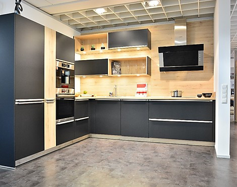 Koje 7 - Musterküche AV6000 Mattlack schwarz mit Eiche sand und Bosch Einbaugeräten