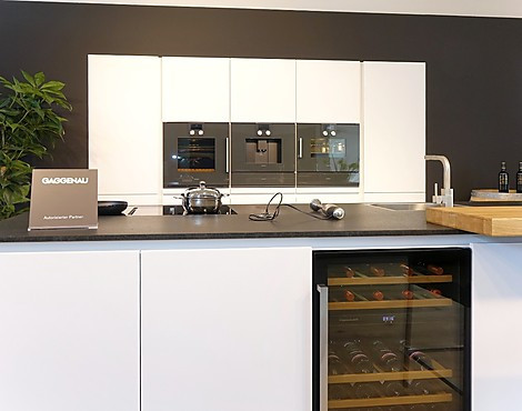 LUXUS MIT HIGHEND-GERÄTEN: Pyrolyse-Backofen mit beheiztem Pizzastein, Kombidampfgarer (beide mit Kernthermometer), Kaffeeautomat mit Milchwaage, Wärmeschubladen, Volledelstahl-Armatur, 0°Zone, Muldenlüftung mit Flächeninduktion & 2-Zonen-Weinkühler! - X2 SIENA KRISTALLWEIß. Große Inselküche in griffloser Ausführung. Wunderschöner Nero Assoluto Zimbabwe mit geflammter und gebürsteter Oberfläche. Traumhafte Ausstattung mit Echtholz-Einsätzen für Besteck / Folien / Küchenmesser, Theke in massiver Eiche...
