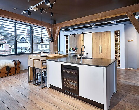 Moderne Landhausküche mit robusten Eichenelementen aus eigener Manufaktur - Siena in kristallweißem Mattlack und robuster Balkeneiche (Koje 56 KH)