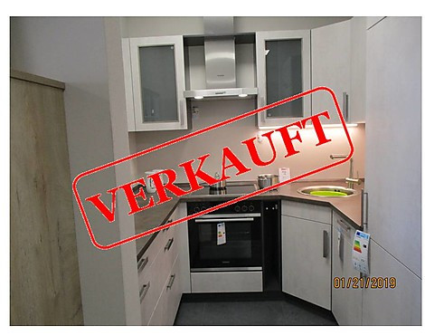 Moderne U-Küche in Concrete White - Musterküche Brest 132 Bauformat