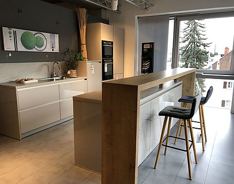 Moderne Inselküche mit Theke - Gala