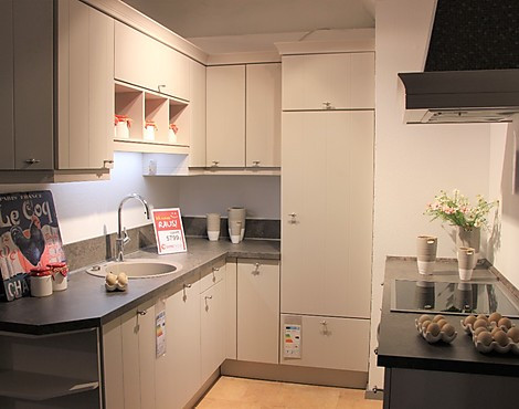Kleine gemütliche Küche im Landhausstil - Kristin Sandbeige Matt