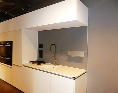 Design-Ausstellungsküche Marke Poggenpohl +segmento polarweiß - +segmento CL 1070 polarweiß