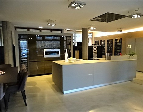 moderner Inselblock Mattglas mit Gaggenaugeräten - Artematica