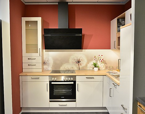 Koje 4 - Musterküche Laser Brilliant satin mit Umfeld in Edelbuche inkl. E-Geräte