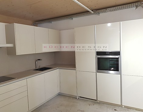 Grifflose Hochglanz Lack L-Küche +Segmento Poggenpohl, Farbe Sand - +Segmento HL Hochglanz Lack Sand