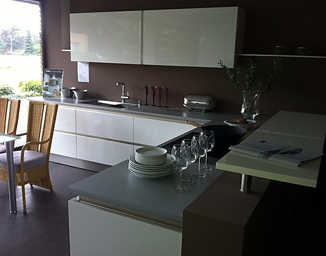 MUSTERKÜCHE/MESSEKÜCHE SieMatic S 2 - L lotusweiss Hochglanz Lack - SieMatic S 2 - grifflos lotusweiss Hochglanz