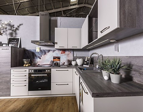 Moderne Einbauküche mit Miele Geräten Nischenrückwand mit Farbwechsel - Neron