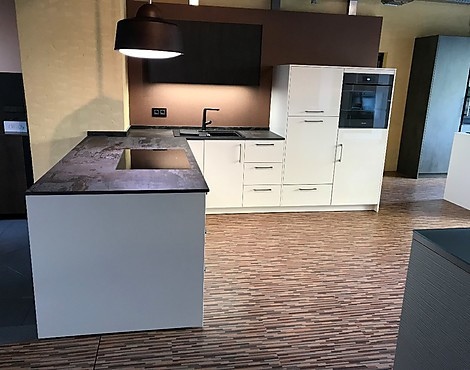 Hochwertige Küche mit Hochglanzlack Fronten in Magnolie / Die Möbel lassen sich auch als Zeile stellen! - Q2 ECO