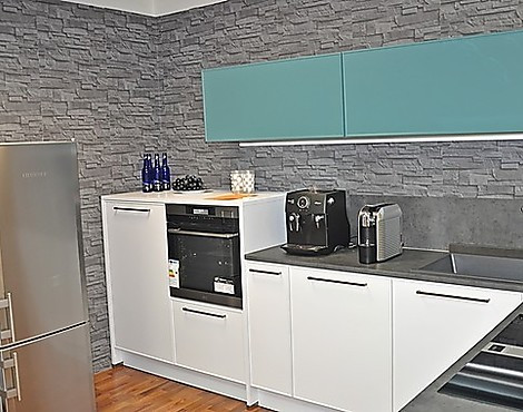 L-Form mit Küchen-Insel, Dampfbackofen und Geschirrspüler mit Lift-Comfort - Echtlack Markenküche in Luxusausführung