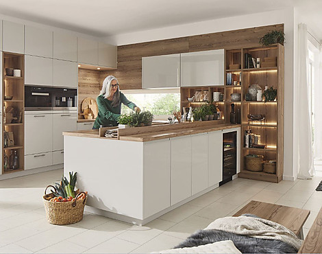 Moderne Inselküche in Kristallgrau Lack hochglanz, Kristallgrau Lack samtmatt und Fichte Chalet NB - Gala