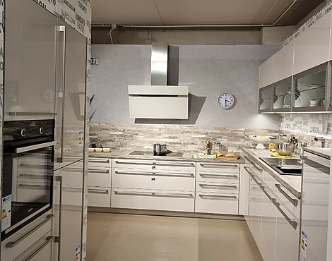 Designküche Lack Hochglanz hellgrau mit 2 Arbeitshöhen, hochgebautem Geschirrspüler und separatem Geräteblock - Flash Seidengrau Hochglanz