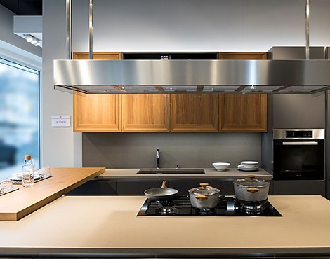 Veneta Cucine "Artemisia" lackiert (Innen und Außen), Nussbaum massiv Kombination - Veneta Cucine "Artemisia" lackiert (Innen und Außen), Nussbaum massiv Kombination