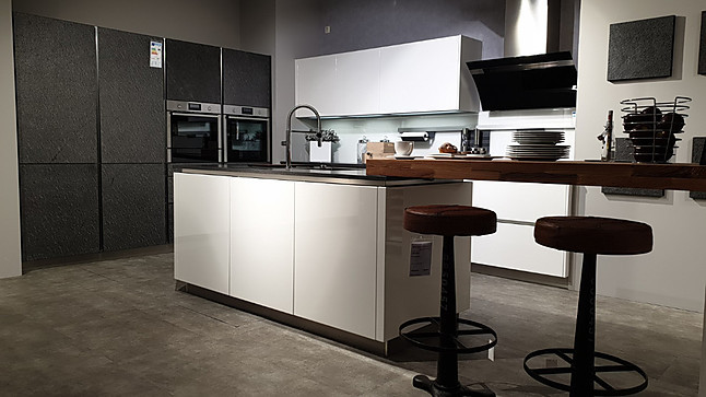 Hochwertige Design Kuche Mit Quarzsteinplatte Mega Kuchenwelten Schone Kuchen Gut Gunstig